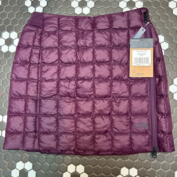 THE NORTH FACE THERMOBALL HYBRID BLACKBERRY WINE QUILTED PUFFER SMALL - Picture 1 of 7